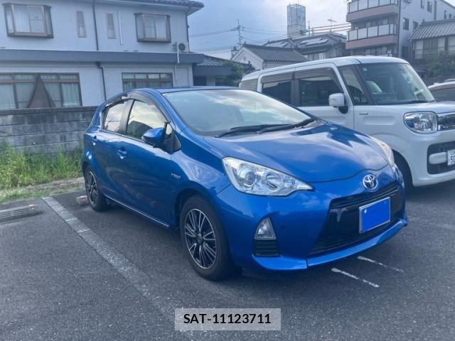 Toyota AQUA 2013-08 8334850-0
