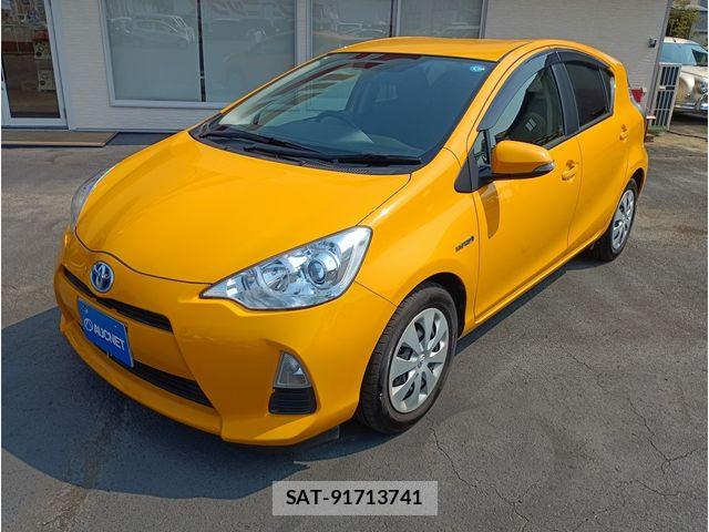Toyota AQUA 2013-03 8334832-0