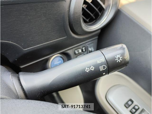 Toyota AQUA 2013-03 8334832-9