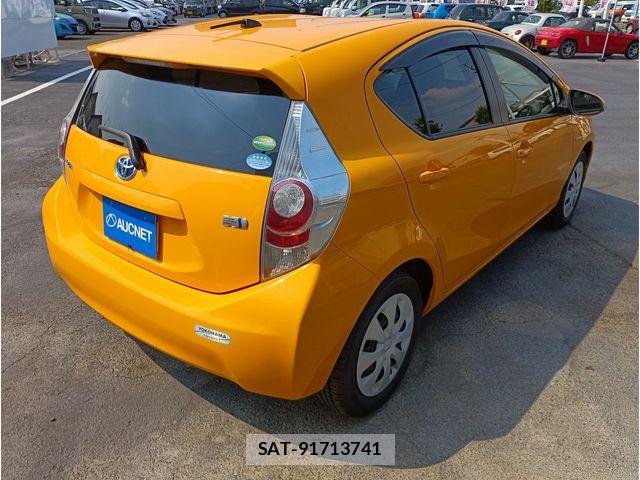Toyota AQUA 2013-03 8334832-1