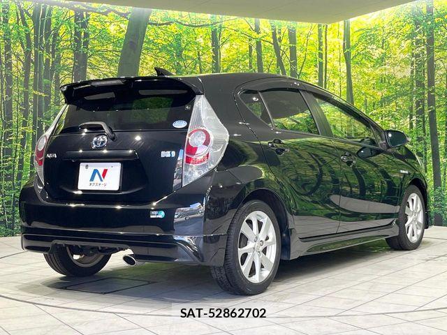 Toyota AQUA 2013-09 8334817-16