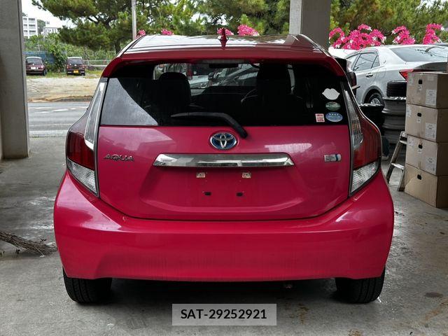 Toyota AQUA 2015-06 8334843-4