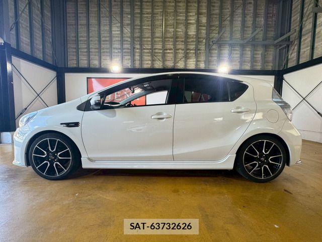 Toyota AQUA 2014-04 8334829-5