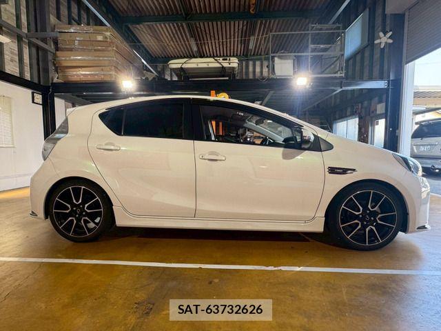 Toyota AQUA 2014-04 8334829-6
