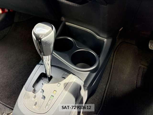 Toyota AQUA 2018-01 8334804-13