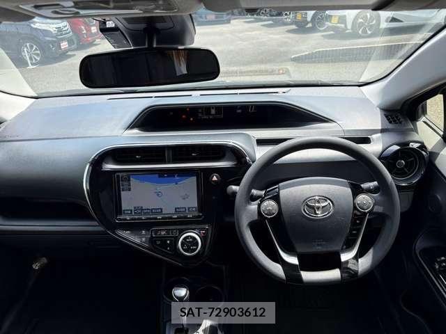 Toyota AQUA 2018-01 8334804-1