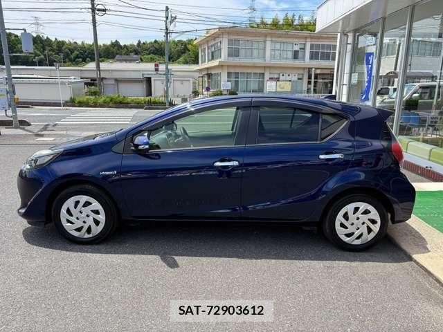 Toyota AQUA 2018-01 8334804-3