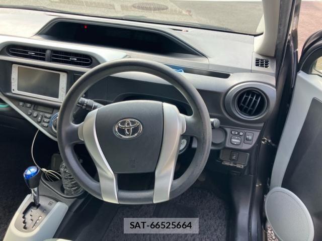 Toyota AQUA 2012-09 8334842-8