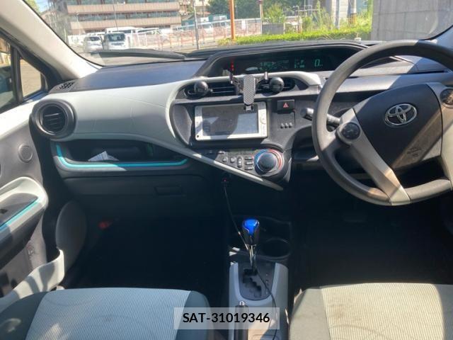 Toyota AQUA 2013-03 8334841-11