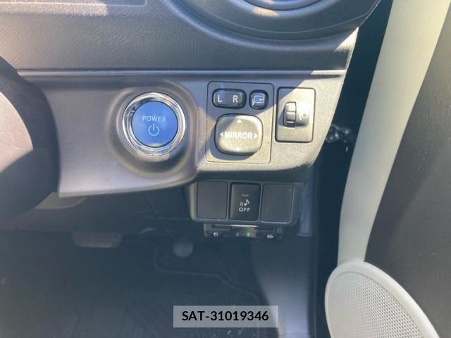 Toyota AQUA 2013-03 8334841-13