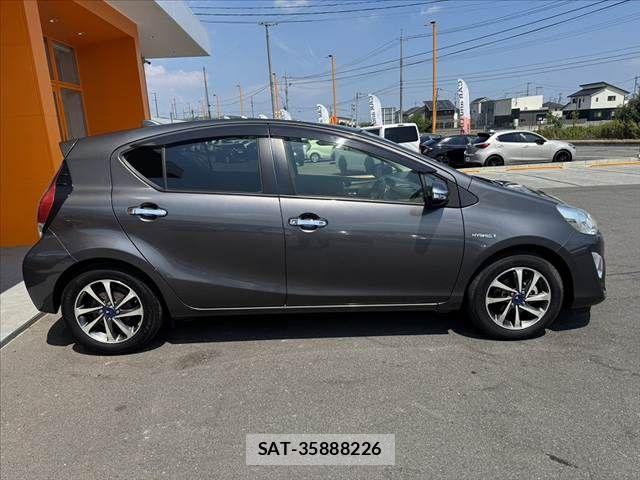 Toyota AQUA 2015-01 8334828-10