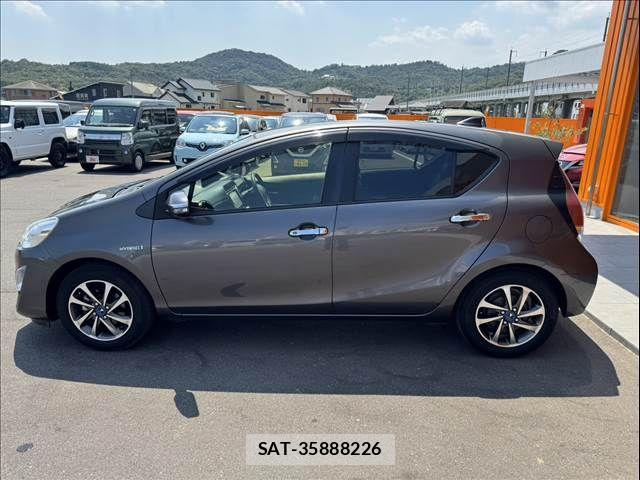 Toyota AQUA 2015-01 8334828-11