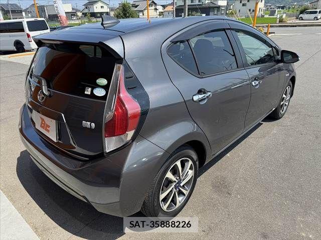 Toyota AQUA 2015-01 8334828-12
