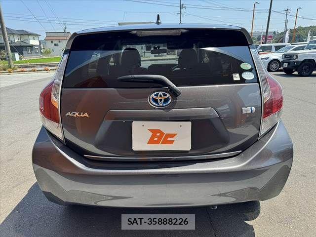 Toyota AQUA 2015-01 8334828-13