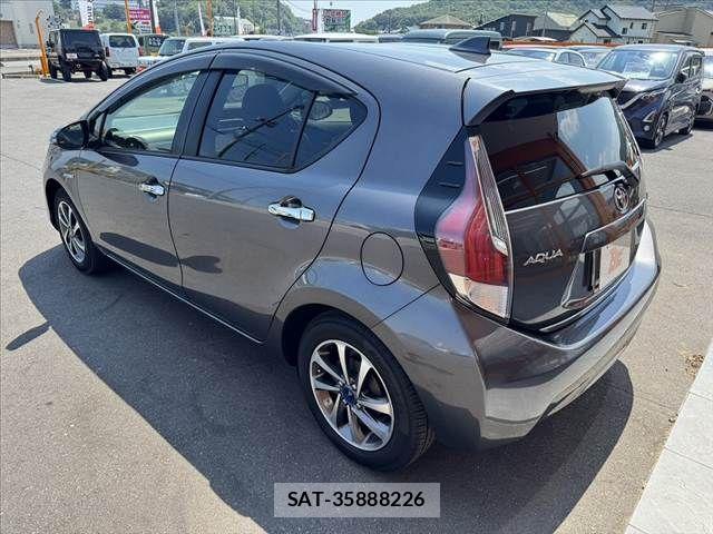 Toyota AQUA 2015-01 8334828-14