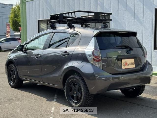 Toyota AQUA 2013-06 8334838-13