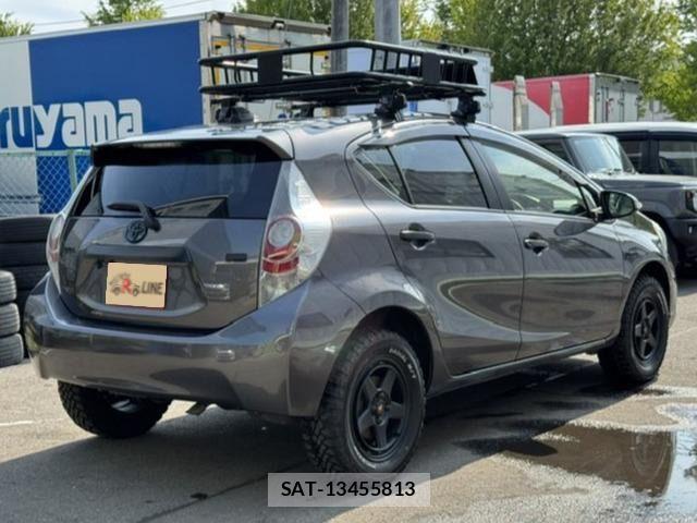 Toyota AQUA 2013-06 8334838-1