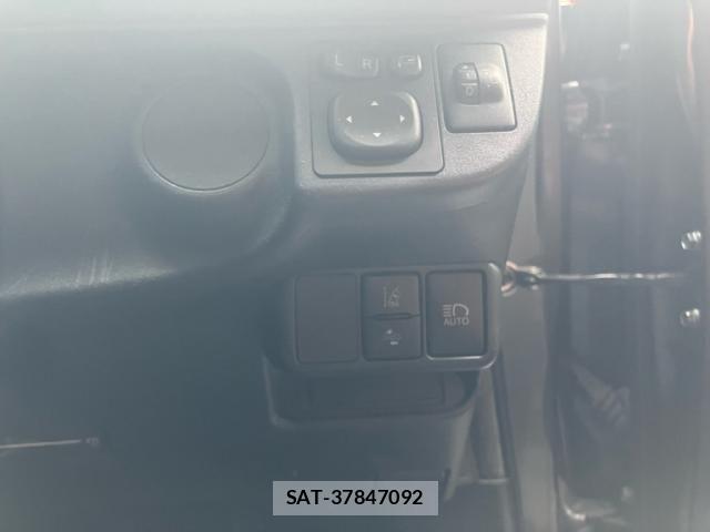 Toyota AQUA 2018-04 8334835-13