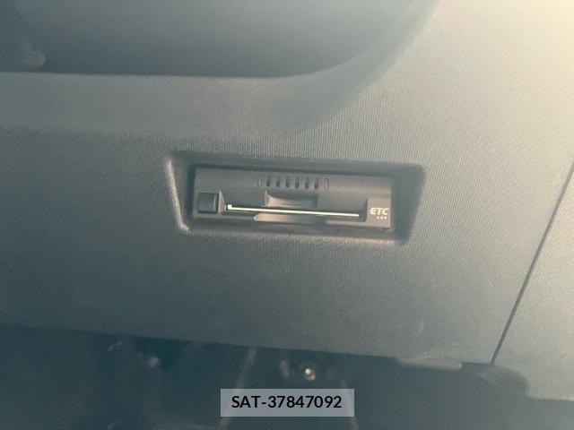 Toyota AQUA 2018-04 8334835-14