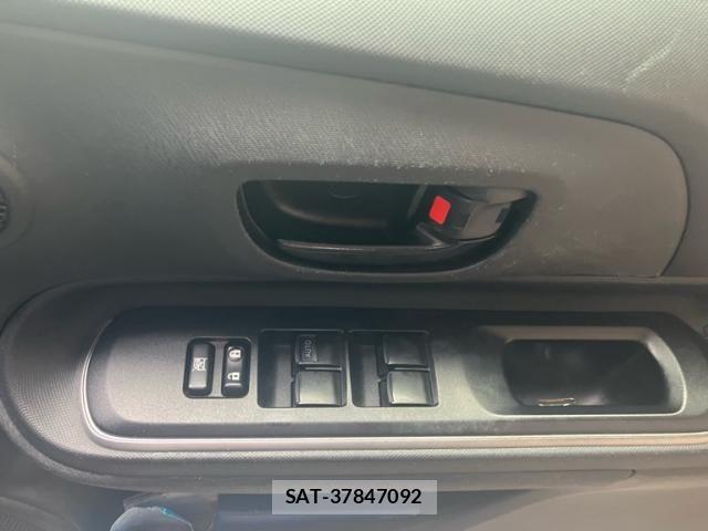 Toyota AQUA 2018-04 8334835-15