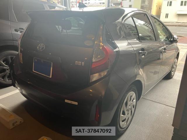 Toyota AQUA 2018-04 8334835-4