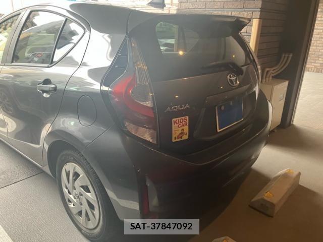 Toyota AQUA 2018-04 8334835-5