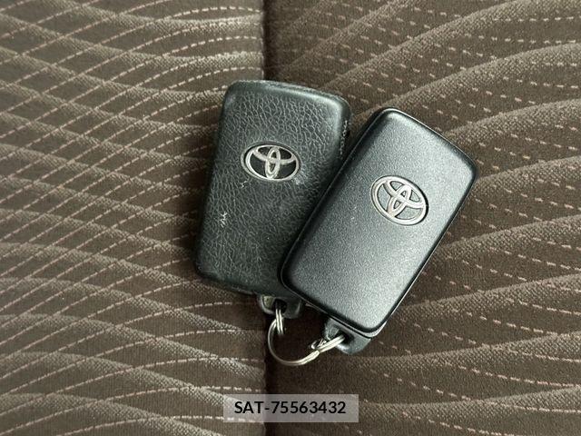 Toyota AQUA 2012-01 8334845-15