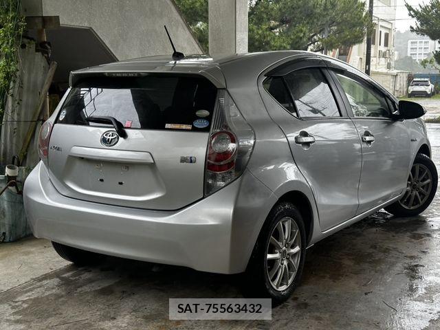 Toyota AQUA 2012-01 8334845-3