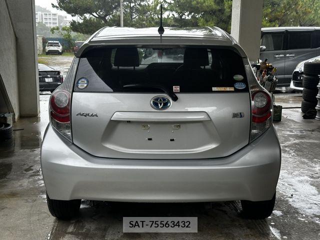 Toyota AQUA 2012-01 8334845-4