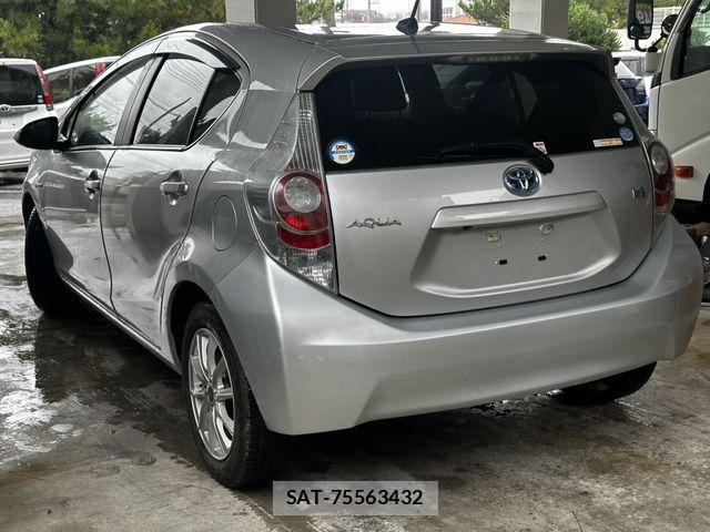 Toyota AQUA 2012-01 8334845-5
