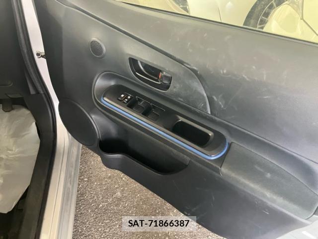 Toyota AQUA 2014-09 8353917-11