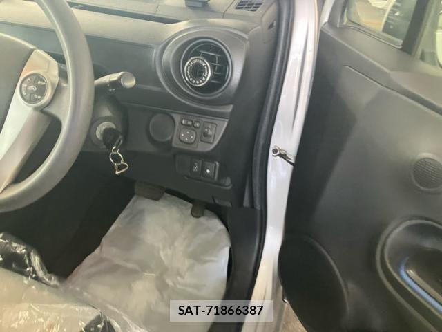 Toyota AQUA 2014-09 8353917-12
