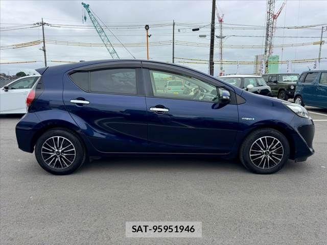 Toyota AQUA 2019-04 8353906-11