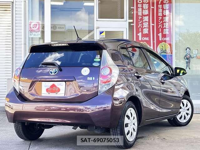 Toyota AQUA 2014-01 8353914-2