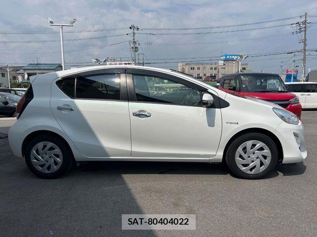 Toyota AQUA 2017-03 8353913-16