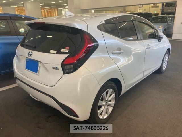 Toyota AQUA 2022-01 8353895-5