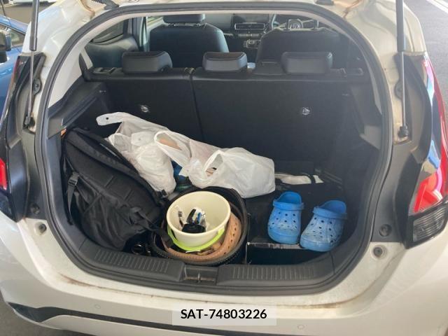 Toyota AQUA 2022-01 8353895-7