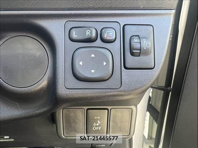 Toyota AQUA 2015-05 8364747-21