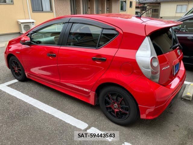Toyota AQUA 2013-03 8364760-11