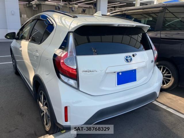 Toyota AQUA 2017-09 8364738-3