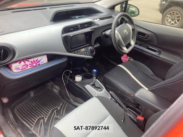 Toyota AQUA 2013-10 8364767-11