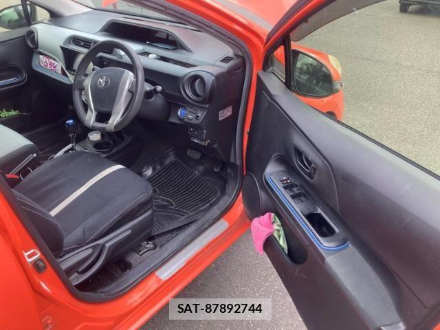 Toyota AQUA 2013-10 8364767-14