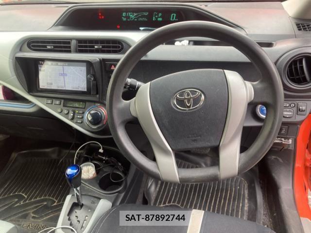 Toyota AQUA 2013-10 8364767-20