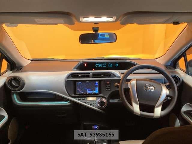 Toyota AQUA 2012-11 8364735-6