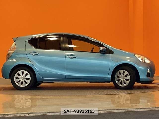 Toyota AQUA 2012-11 8364735-8