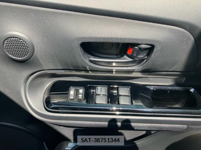 Toyota AQUA 2016-10 8364725-18