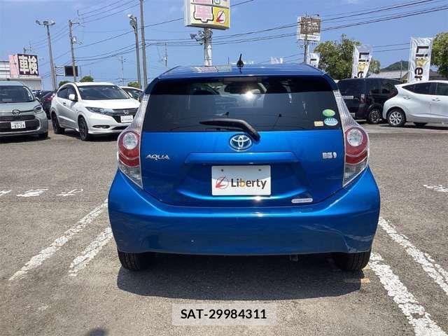 Toyota AQUA 2013-09 8364745-11