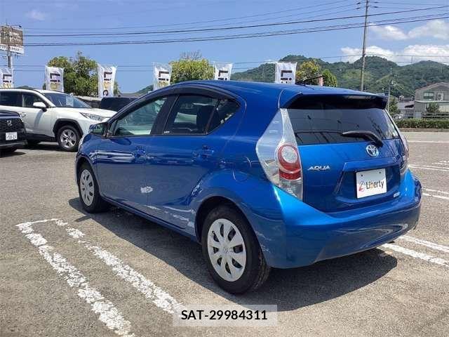 Toyota AQUA 2013-09 8364745-12