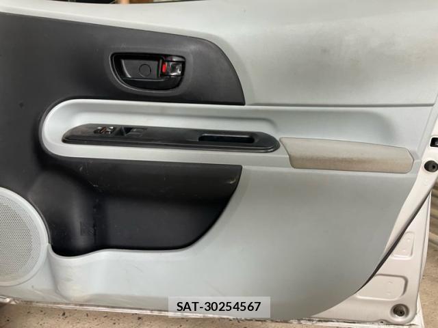 Toyota AQUA 2013-03 8364762-14