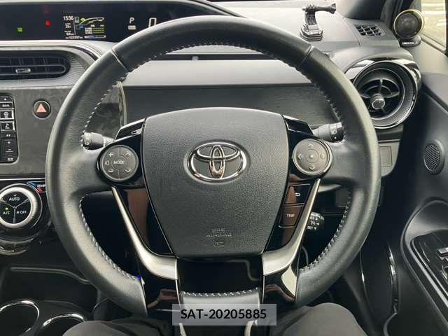 Toyota AQUA 2018-01 8364716-11
